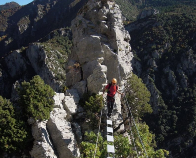 hombre atravesando un puente tibetano
